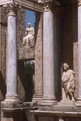 Utsikt over statuer og søylegang